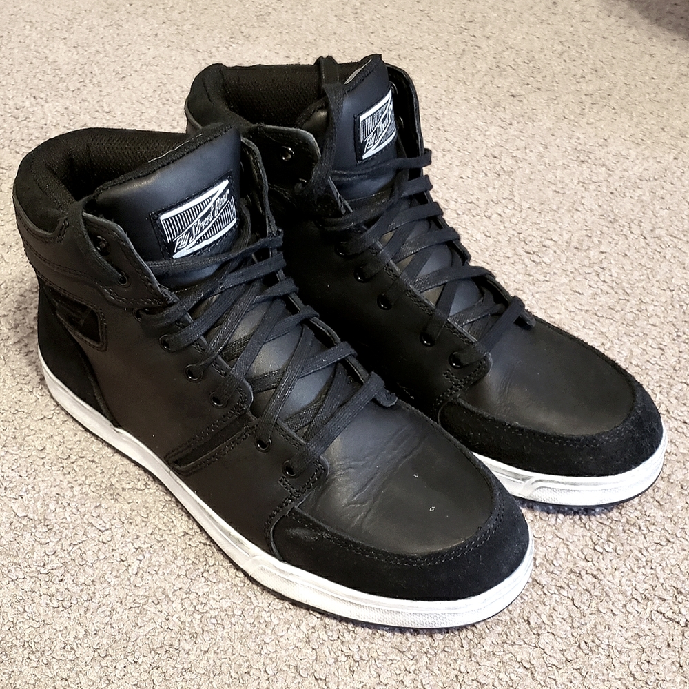 FLY STREET GEAR Mens black and white leather high top shoes. Good condition S9